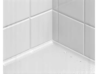 곰팡이가 심하게 생긴 욕실 타일 틈새와 실리콘이 깨끗하게 제거되고 새것처럼 변한 모습.