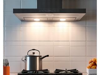 깔끔하게 정리된 주방의 후드 내부와 가스레인지 사이 먼지와 기름때가 제거된 모습.