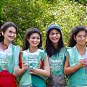 환경 정화 활동에 참여하는 사람들